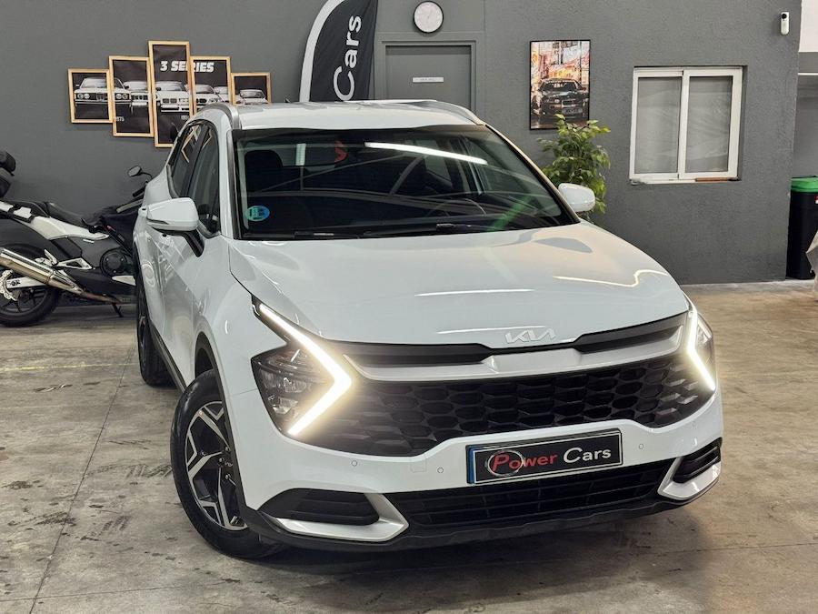 Kia Sportage de color blanco. Vista frontal