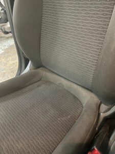 Asiento delantero antes del proceso de limpieza detailing de Power Cars