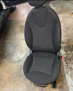 Asiento delantero despues del servicio de limpieza detailing de Power Cars