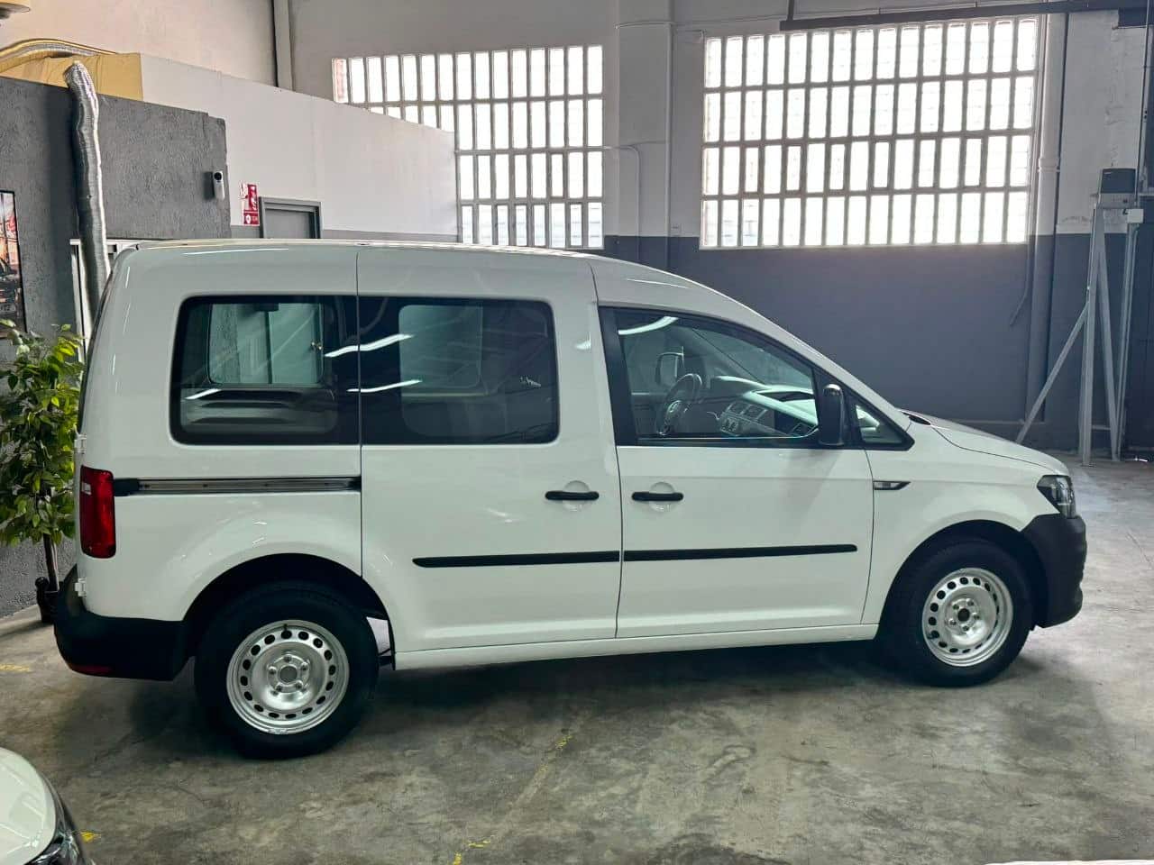 
Volkswagen Caddy 2016 full									