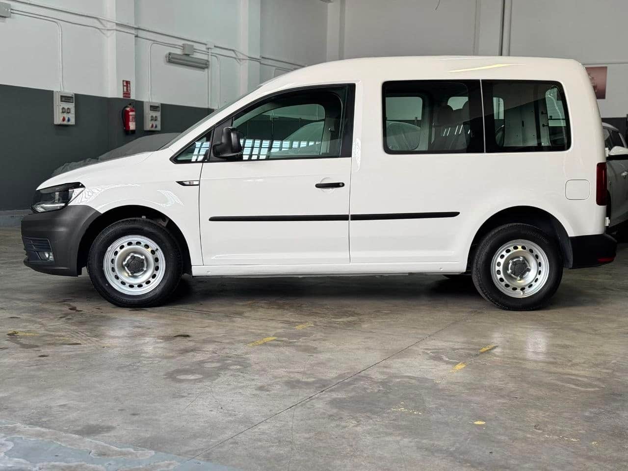 
Volkswagen Caddy 2016 full									